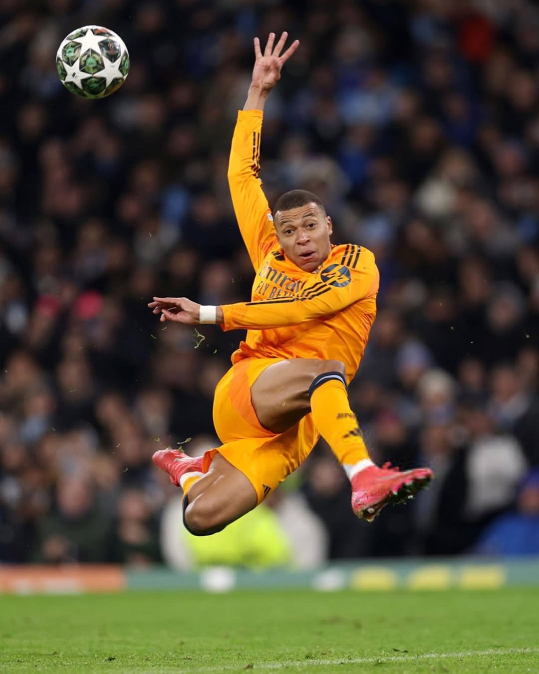 开元体育官网 - 姆巴佩回归赛场，战术调整首场状态亮眼，雄鹿观众沸腾！